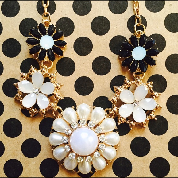 gold, black, & pearl floral necklace - Picture 2 of 3