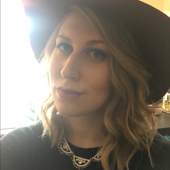 Meet your Posher, Sarah - Picture 3 of 3