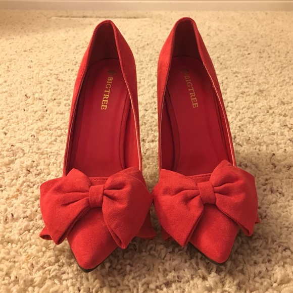 Bow heels, perfect. Never worn!