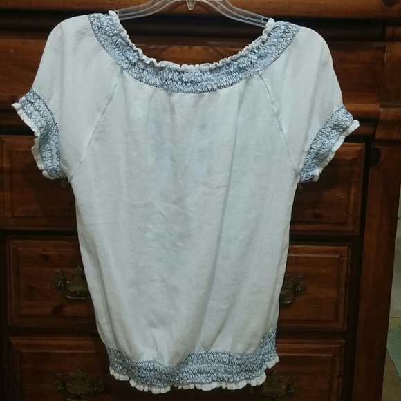 SOLD. 💀Cute Wh & Blue Peasant Top $10. sz18-20W - Picture 2 of 3