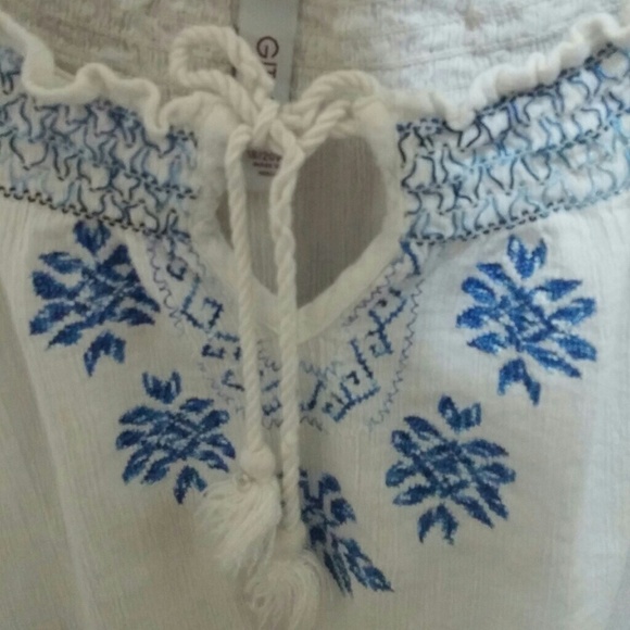 SOLD. 💀Cute Wh & Blue Peasant Top $10. sz18-20W - Picture 3 of 3