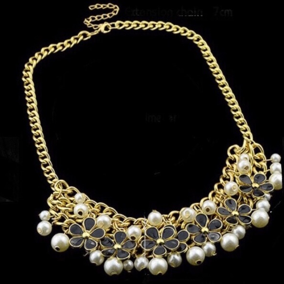 FAUX PEARL AND BLACK FLOWER NECKLACE GIFT - Picture 3 of 3