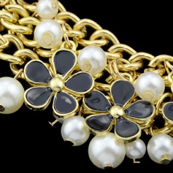 FAUX PEARL AND BLACK FLOWER NECKLACE GIFT - Picture 2 of 3