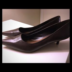 Low heel leather brown pumps