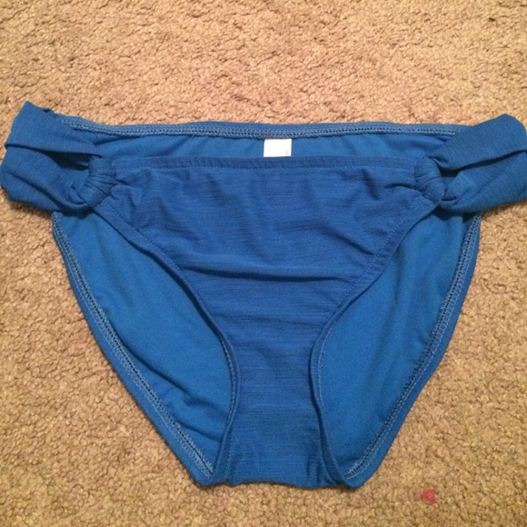 blue bikini - Picture 3 of 4