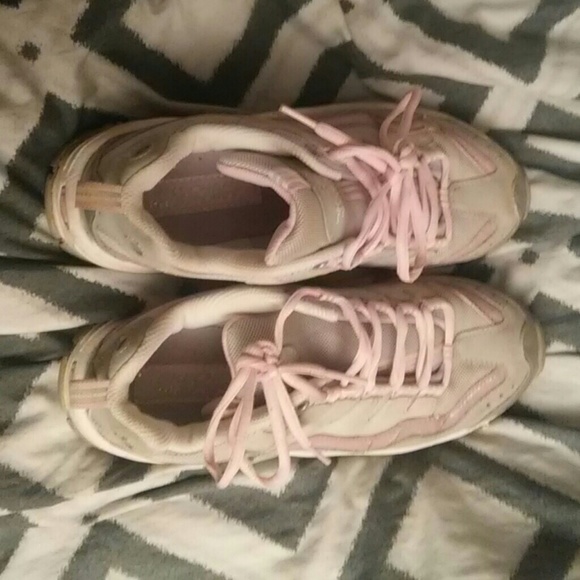 Slight damage on side ... sole of shoe is great - Picture 2 of 4