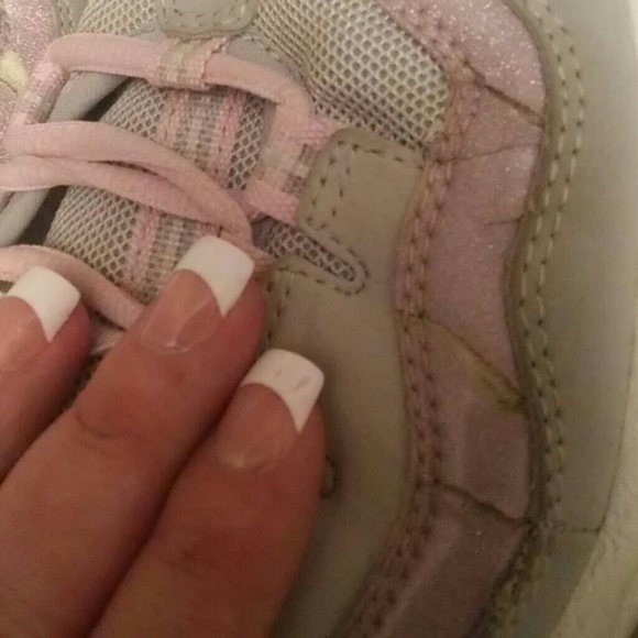 Slight damage on side ... sole of shoe is great - Picture 3 of 4