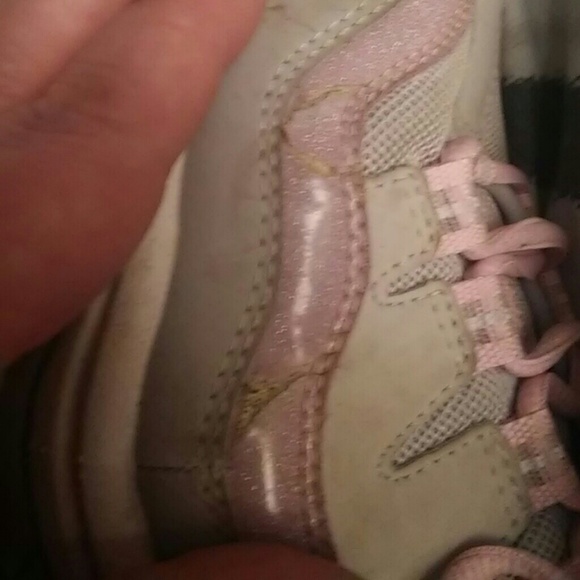 Slight damage on side ... sole of shoe is great - Picture 4 of 4