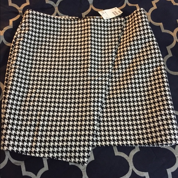 H&M houndstooth wrap skirt.