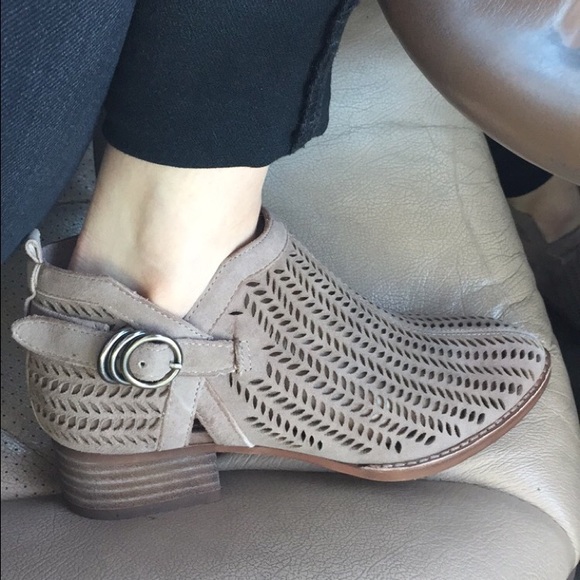 Vince camuto booties - SIZE 4.5