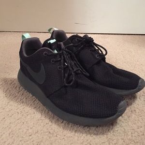 Black Nike Roshe Runs