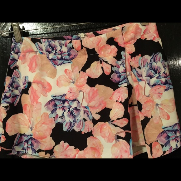 NWOT Super cute flora skort from Australia.