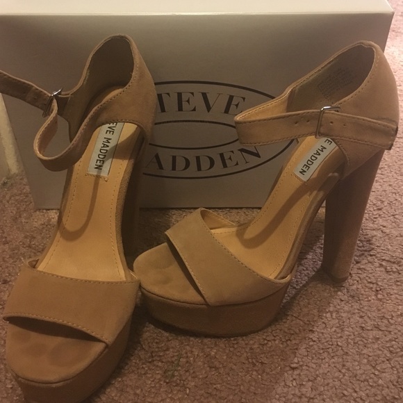 Steve Madden Presae ankle strap open toe pump