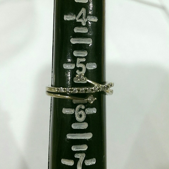 White gold ring with diamond accents, size 5.5 - Picture 2 of 4