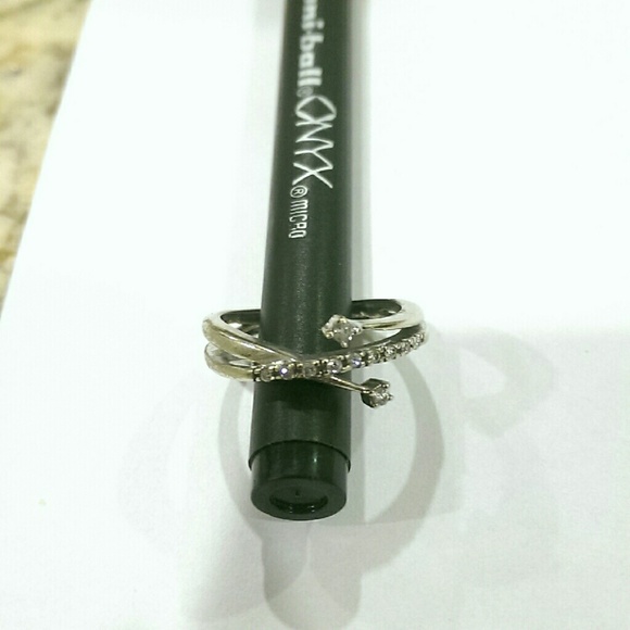 White gold ring with diamond accents, size 5.5 - Picture 3 of 4