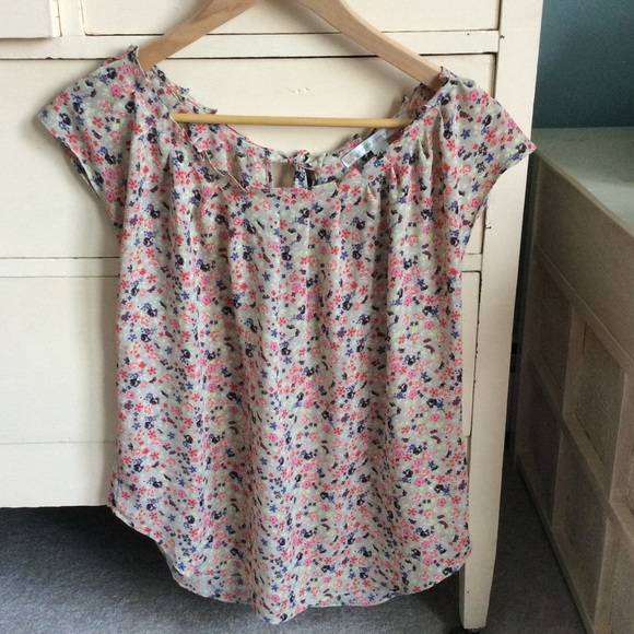 Lauren Conrad Tops - Pretty flowy shirt