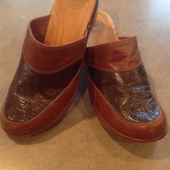 nurture clogs