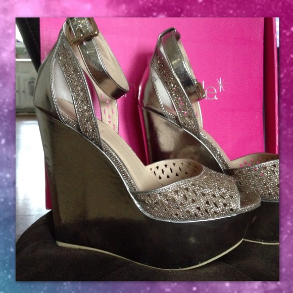*final drop* Metallic Gold Wedges