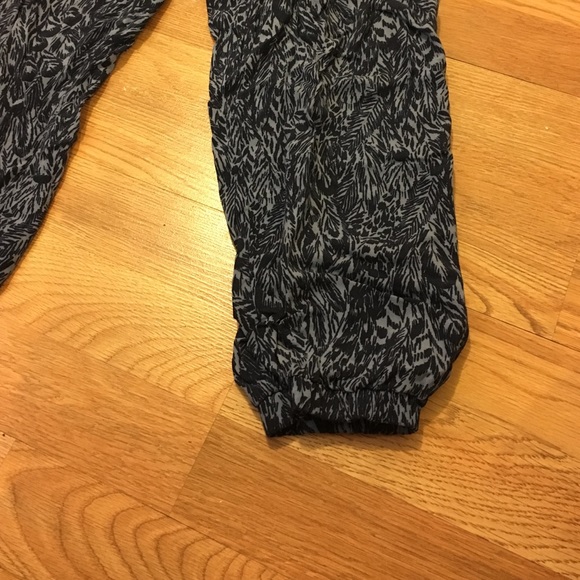 Blue patterned elastic cuff pants. - Picture 4 of 4