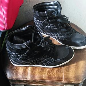 Sneaker with heel arch like a pump