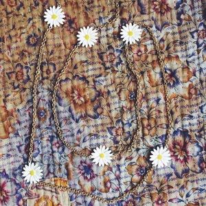 adorable kate spade daisy chain necklace