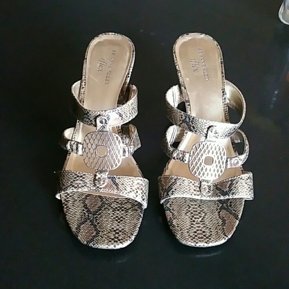 Sandle/ shoe - Picture 1 of 3