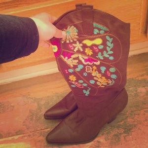 Vintage cowboy boots! So chic!!