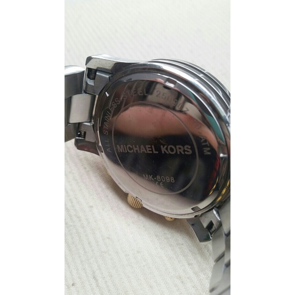 [SOLD] Michael Kors Runway Oversized Watch - Picture 2 of 4