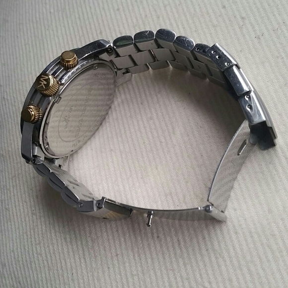 [SOLD] Michael Kors Runway Oversized Watch - Picture 3 of 4