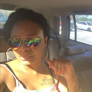 Meet your Posher, Debracca