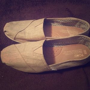 Toms beige flats! Good used condition size 8.5!