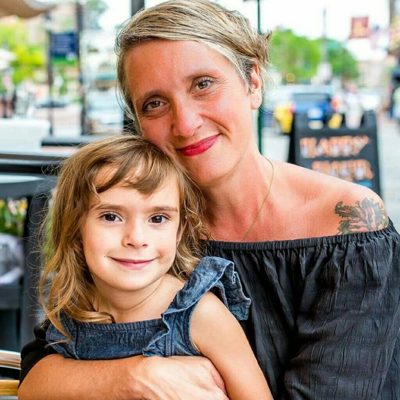 Meet your Posher, Nicole - Picture 2 of 3