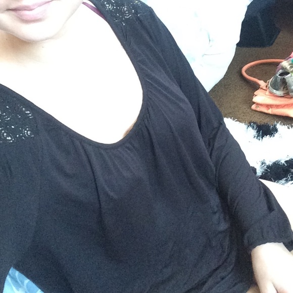 Super comfortable black blouse w. lace shoulders