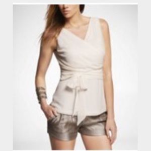 👌🏻Amazing white wrap shirt from Express👌🏻