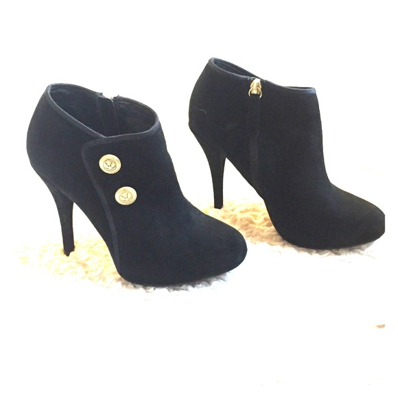 Guess black size 6 booties