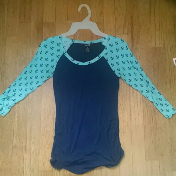 Quarter length sleeves with anchor design