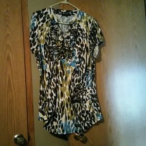 Stretchy blouse with ruffled colar.