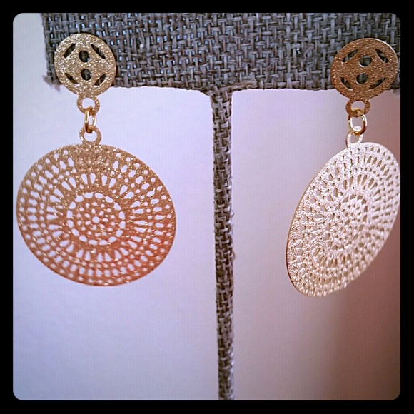 Jewelry - 18k gold plated amazing earrings