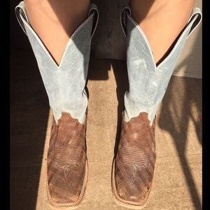 Justin Square Toe Boots. 8 1/2 D. Lightly Worn.