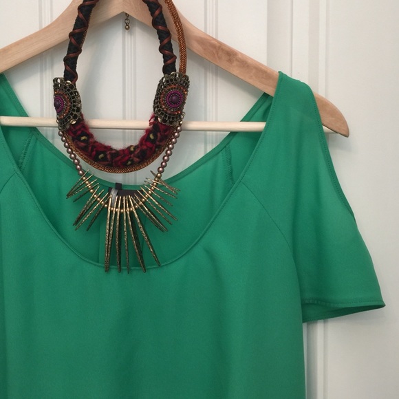 💚 Sparkle & Fade Cold Shoulder top 💚