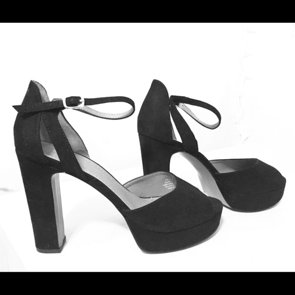 Opened toe platform heels