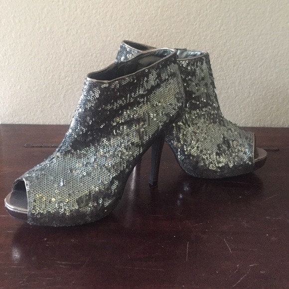 ⬇️REDUCED⬇️ Sequin peep toe pumps!