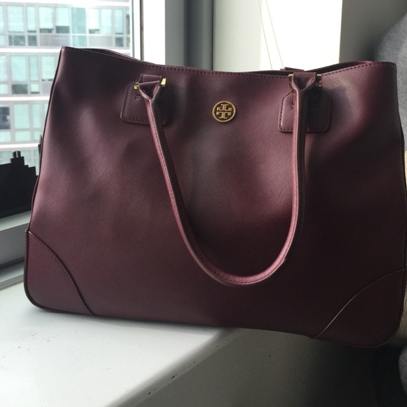 FINAL DAYS: Textured leather purse