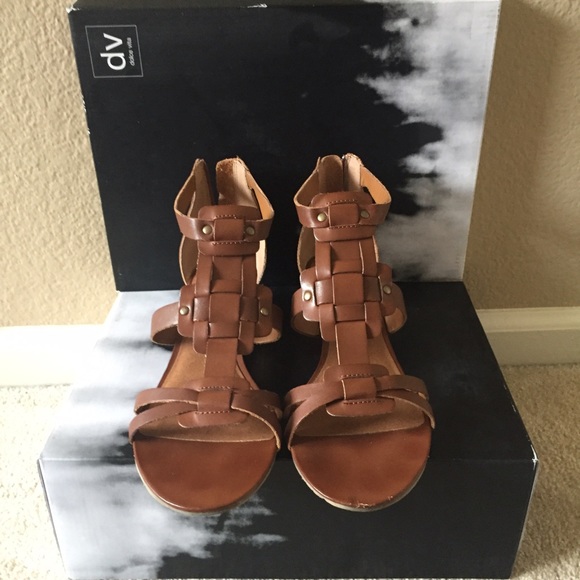 Cognac leather sandals!