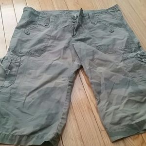 Hollister Camo Capri Pants M