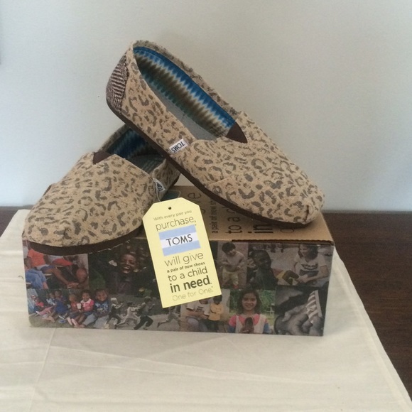 NWT TOMS Classic in snow leopard.
