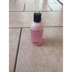 MAC Brush Cleanser