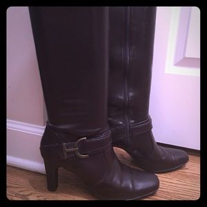 Brown faux leather boots! Great condition 👢