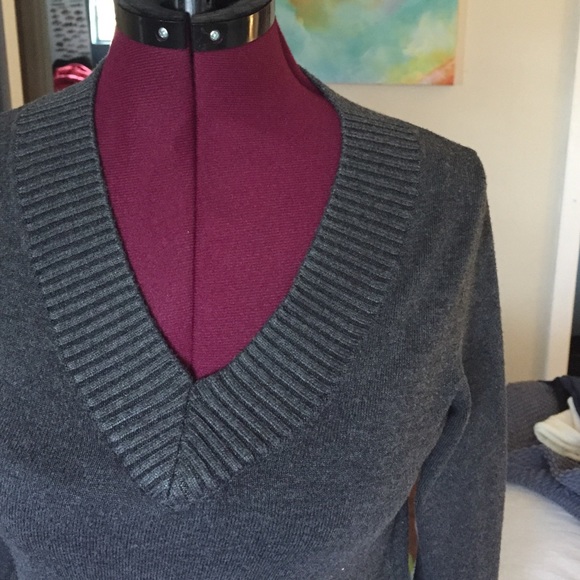 Wrapper size small sweater - Picture 3 of 4
