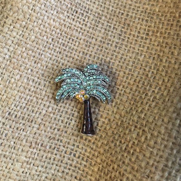 Cute palm tree pin!